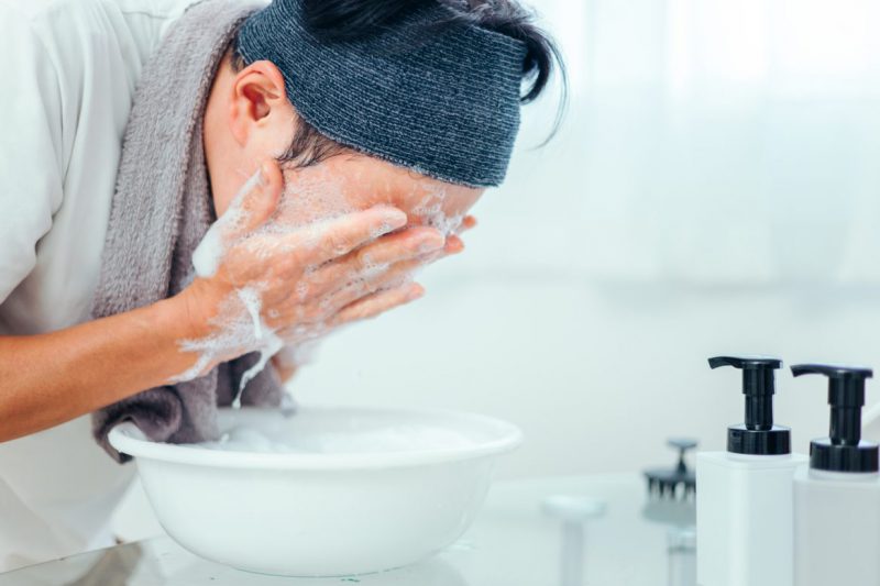 泡洗顔する男性