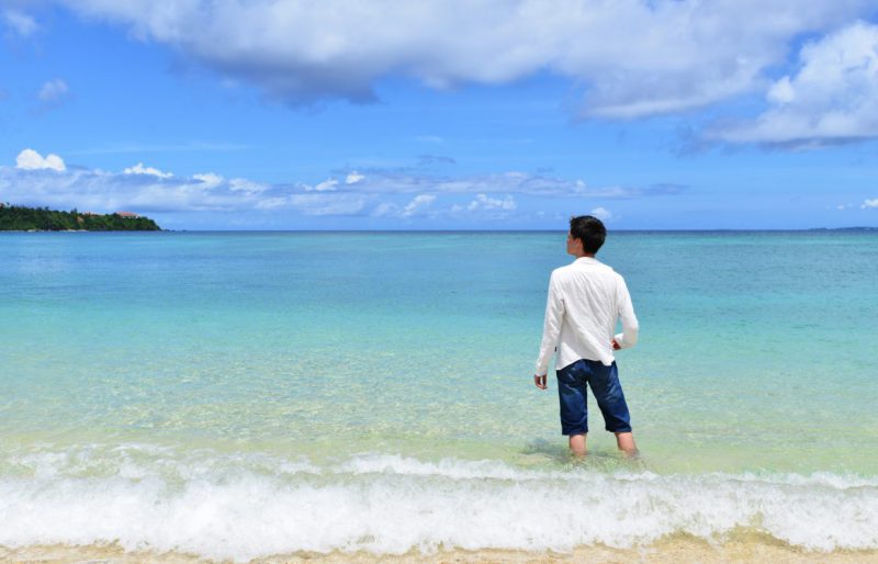 沖縄の綺麗な海でくつろぐ男性