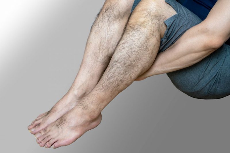男性が足の脱毛をするメリットとは？メンズクリニックの選び方や費用相場も併せてご紹介します