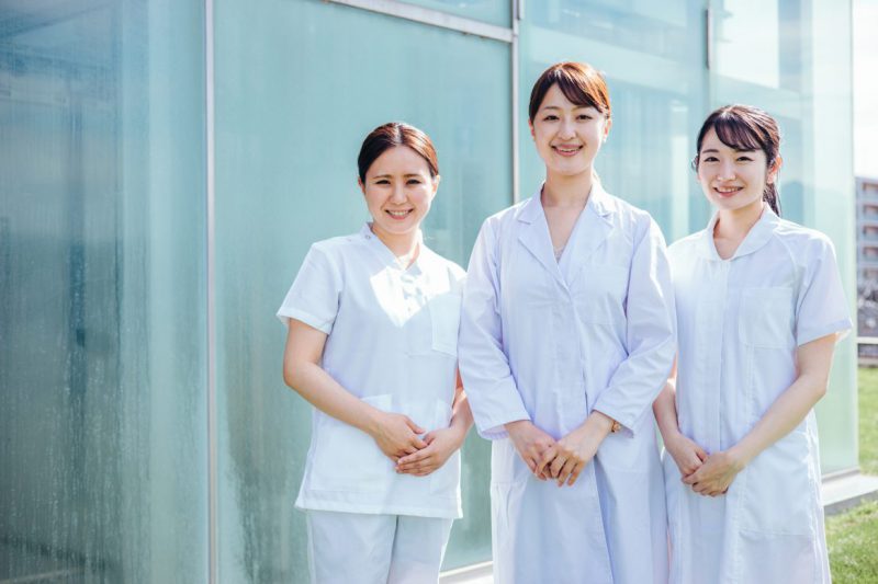 病院で働く白衣・ナース服を着た女性