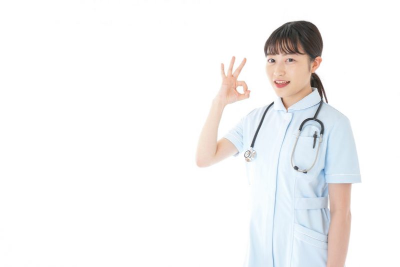 OKサインをする若い看護師
