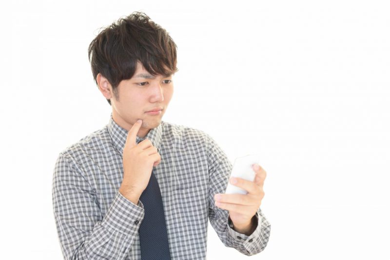 スマートフォンを持っている男性