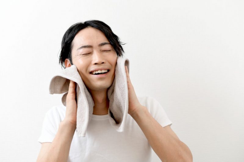 洗顔するアジア人男性の美容イメージ