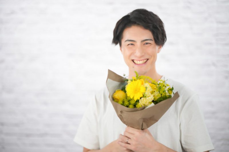 花束を持っている男性