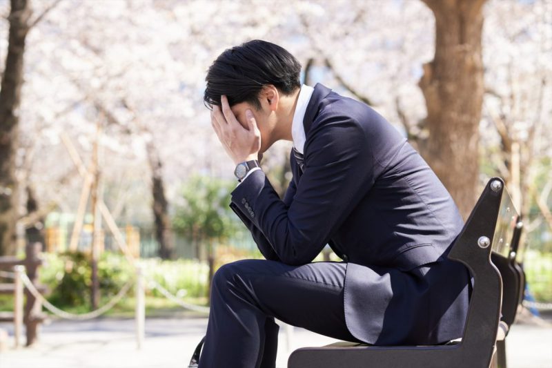 心配事で悩む日本人男性ビジネスマン