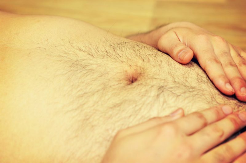 腹毛の脱毛は男性に人気の施術｜腹毛が生える原因や脱毛がおすすめな理由・効果を実感できる回数・クリニック選びの注意点も解説します