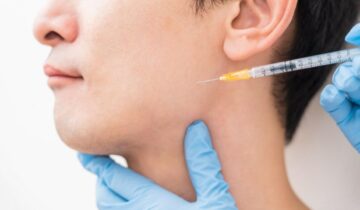 注射をする男性