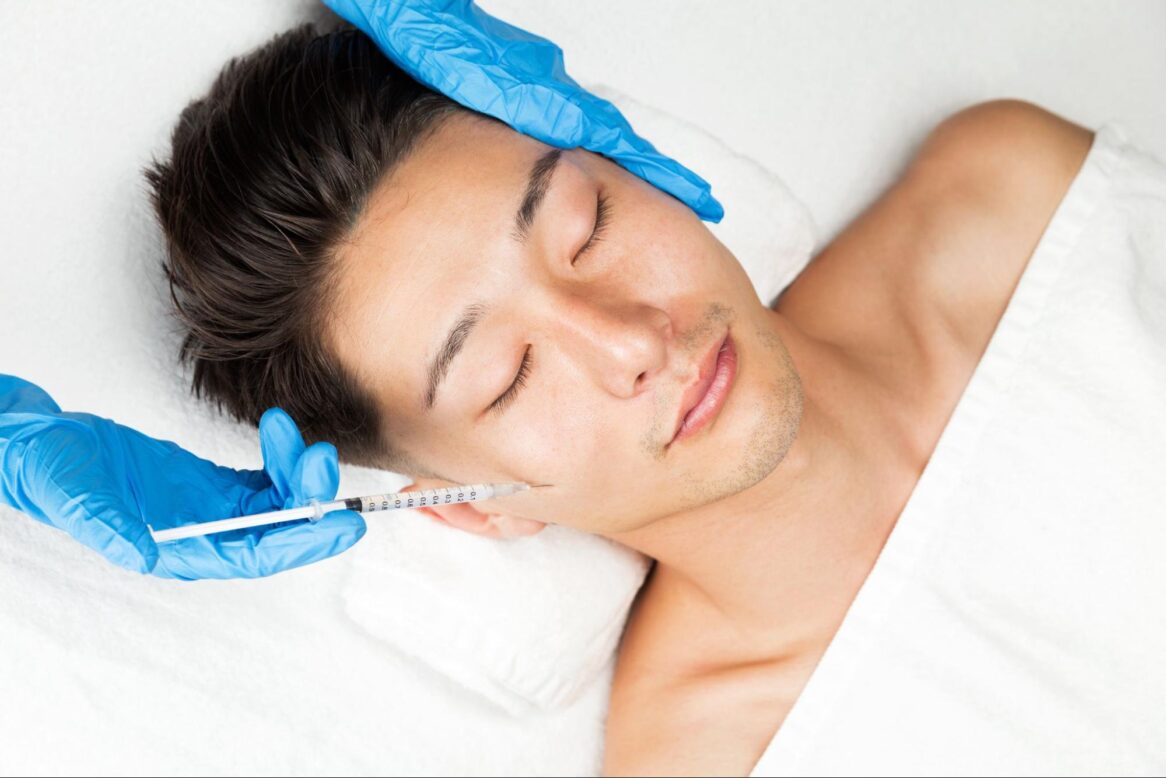 注射をする男性