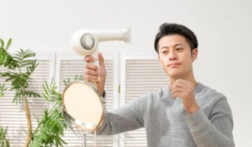 ドライヤーをかける男性