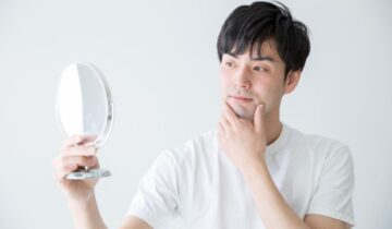 鏡を見る男性