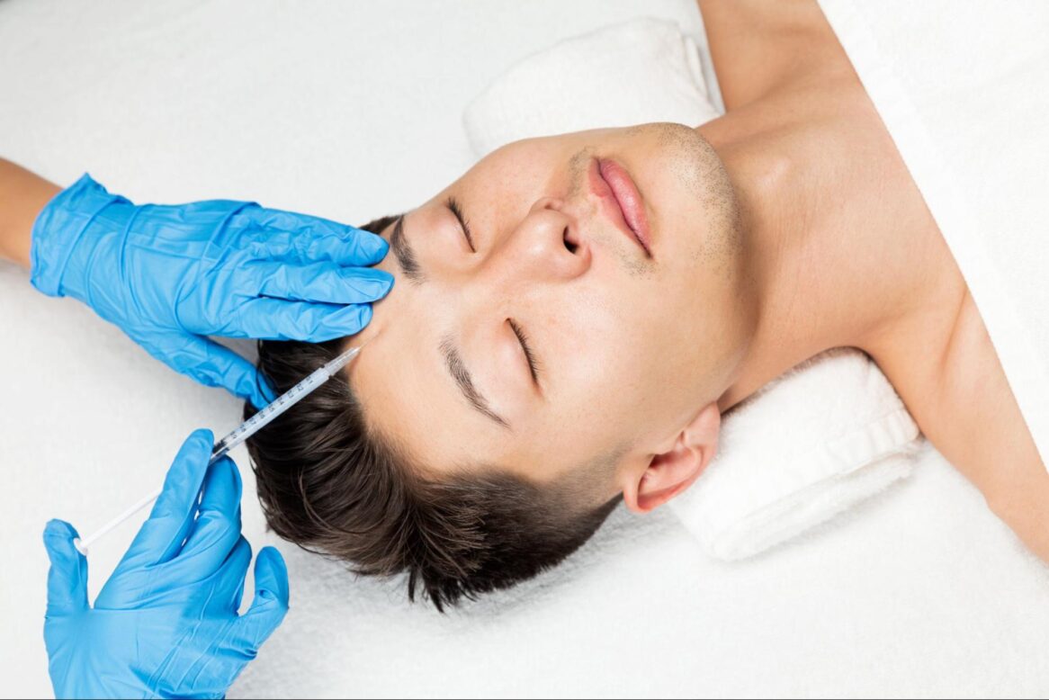 注射をする男性