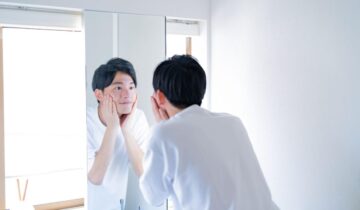 鏡を見ている男性