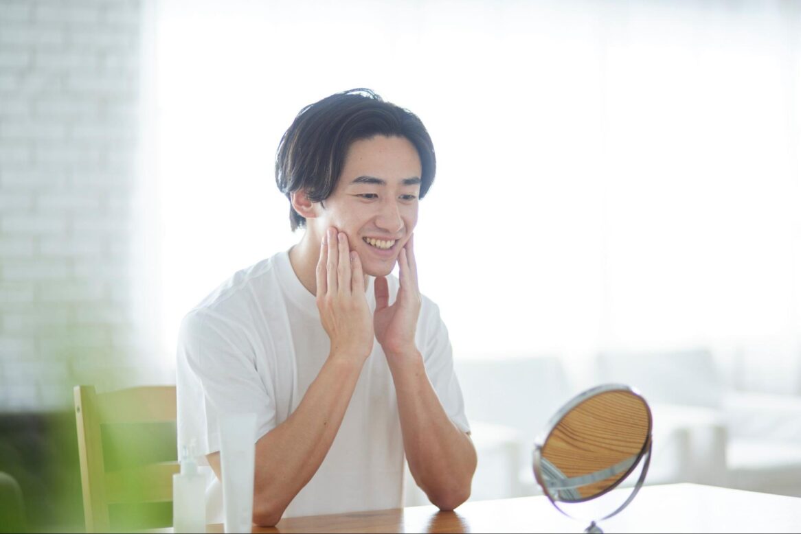 鏡を見ている男性