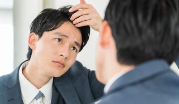 髪の毛を気にする男性