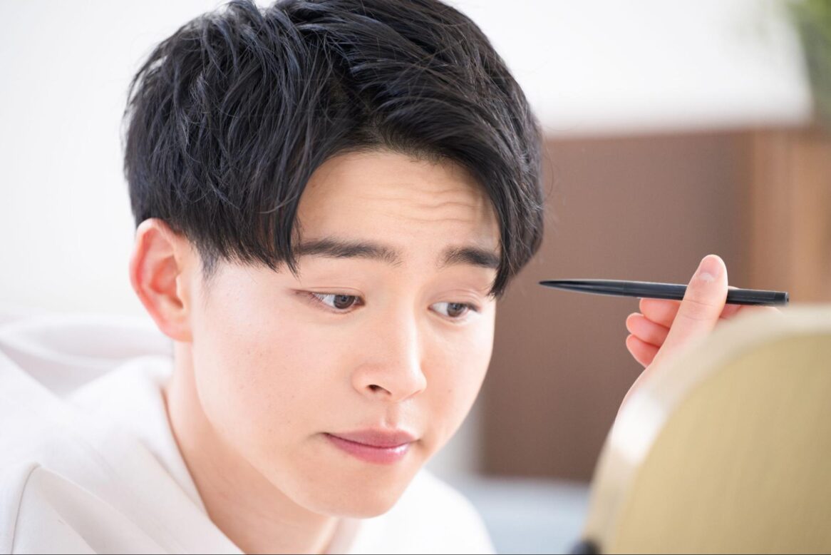 メイクをする男性