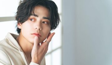 メイクをしている男性