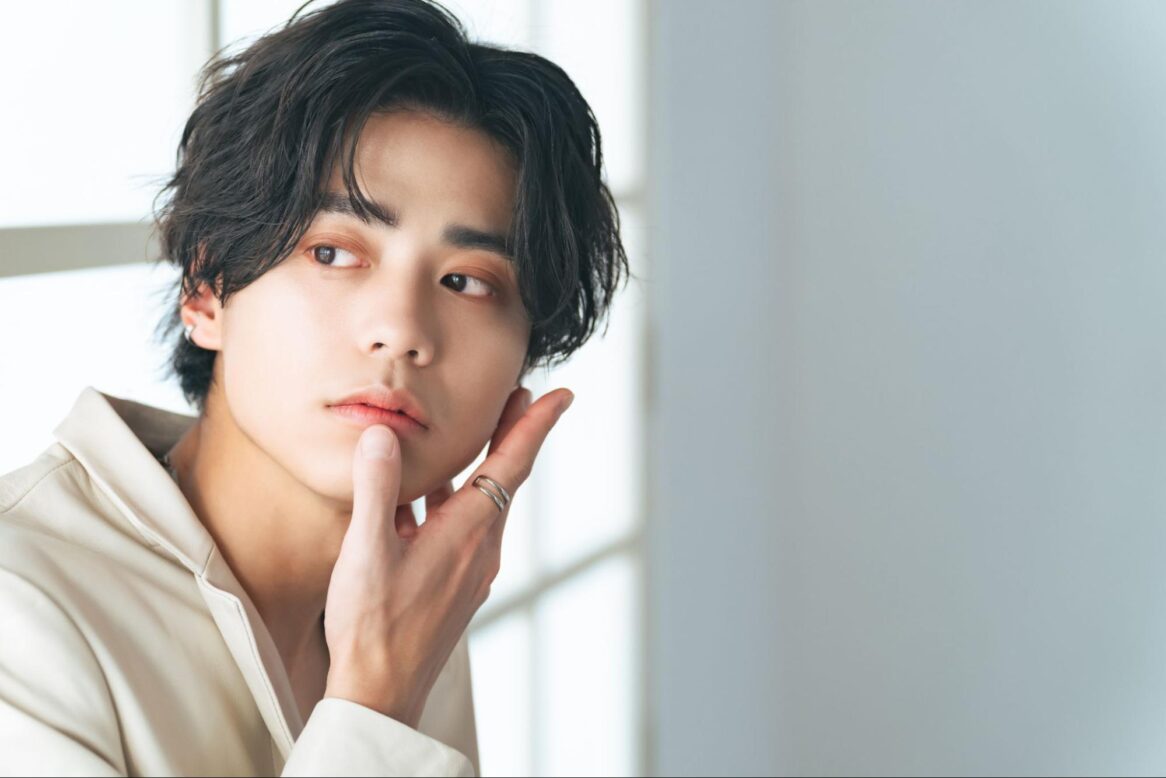 メンズの涙袋形成でイケメンに！セルフの方法やヒアルロン酸注入メリット・デメリット