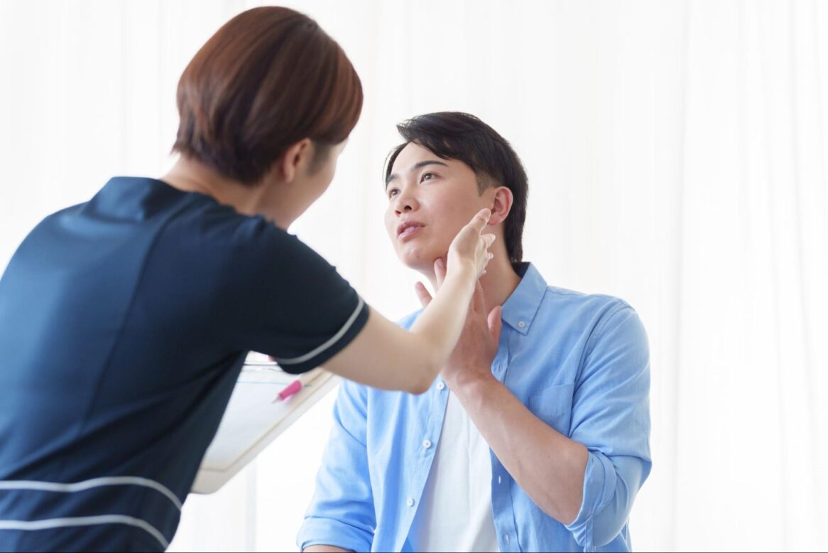 美容クリニックで診察を受ける男性