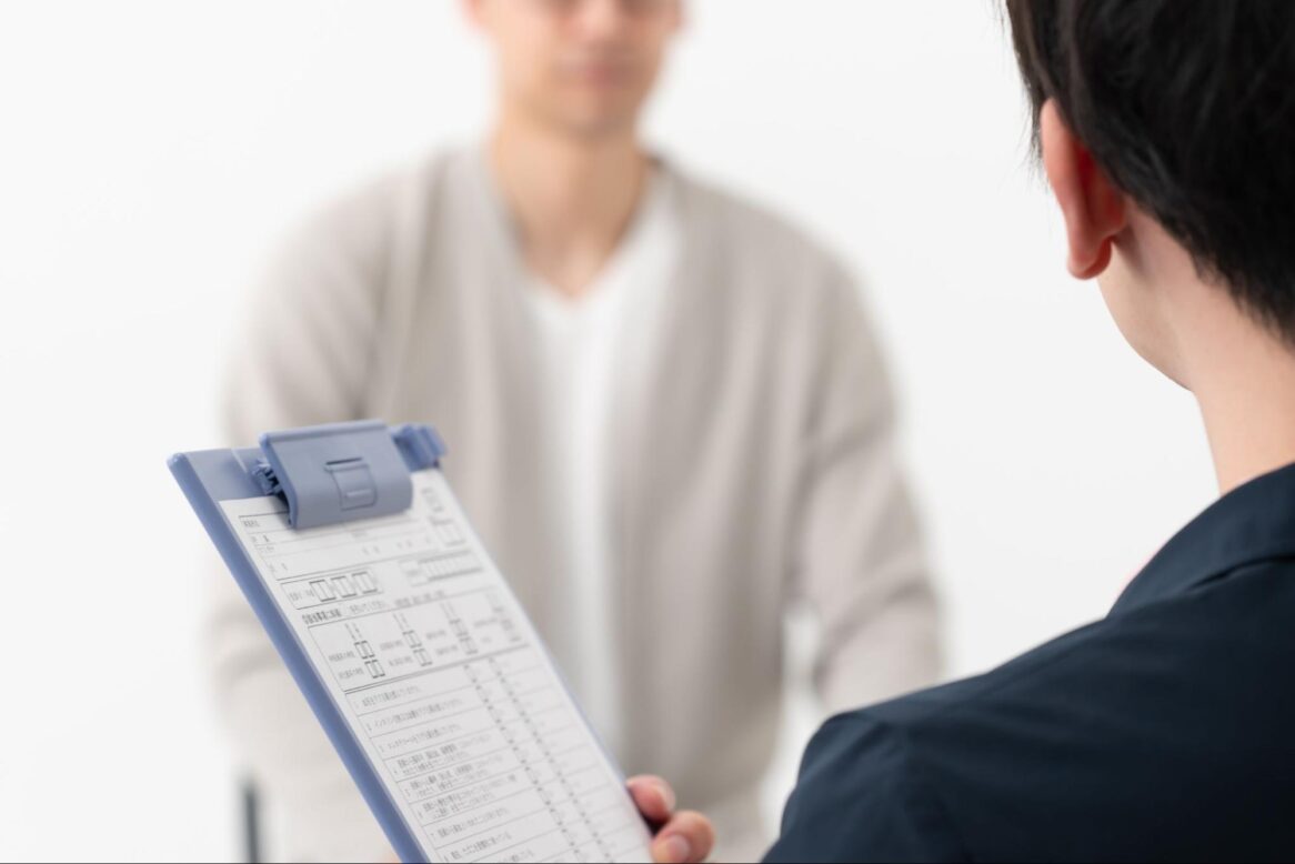 クリニックで相談している男性