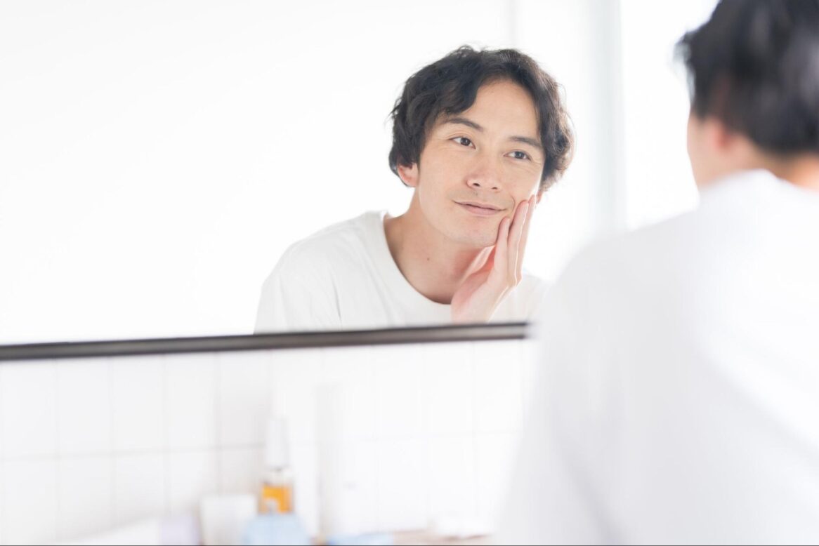 鏡を見ている男性