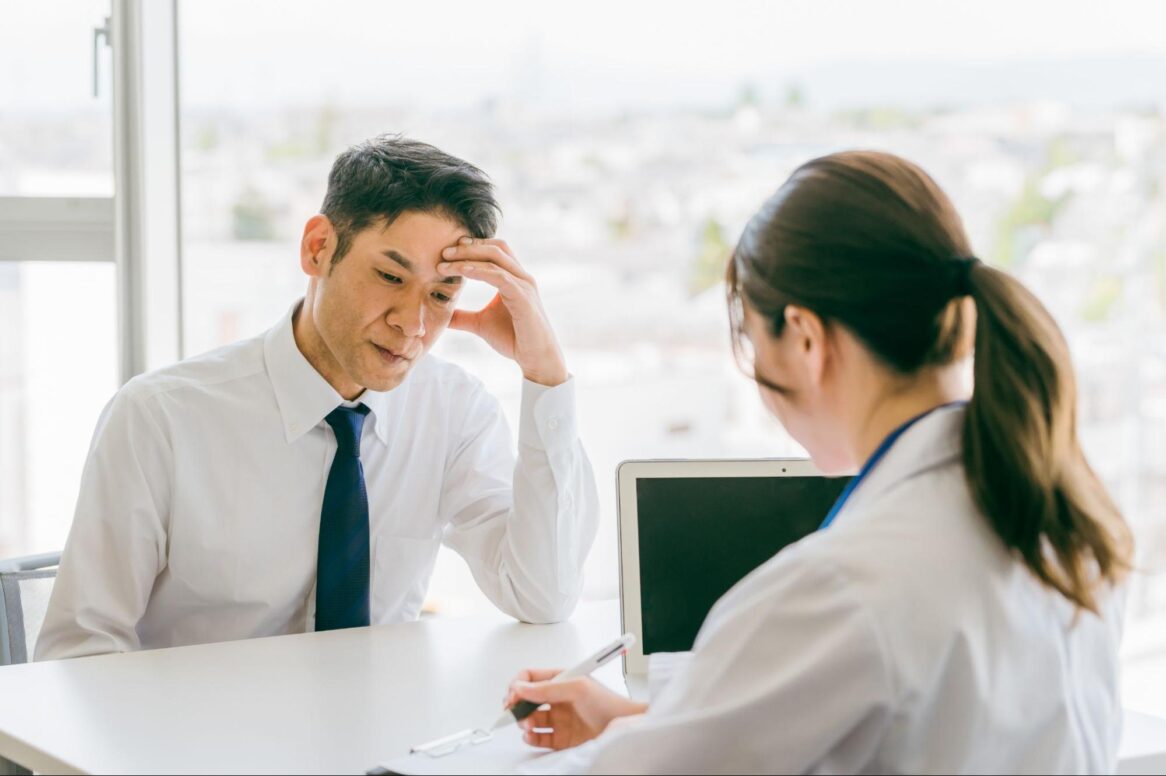 クリニックで相談している男性