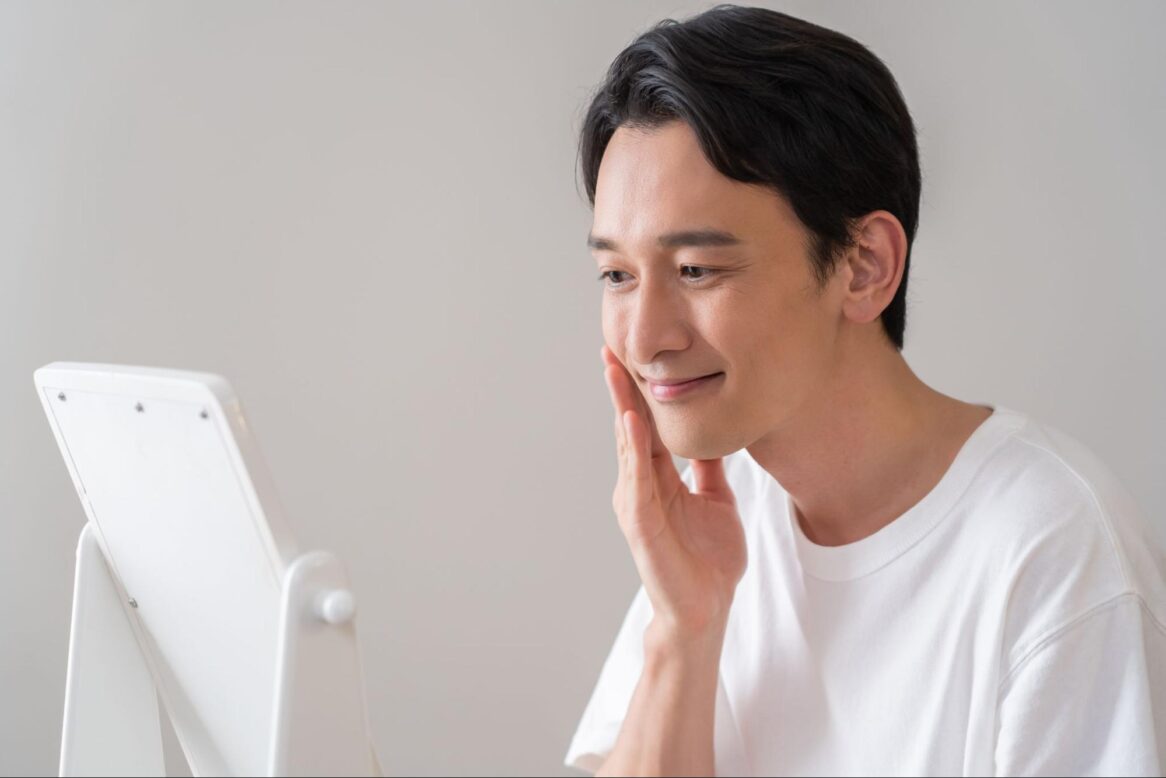 鏡を見ている男性