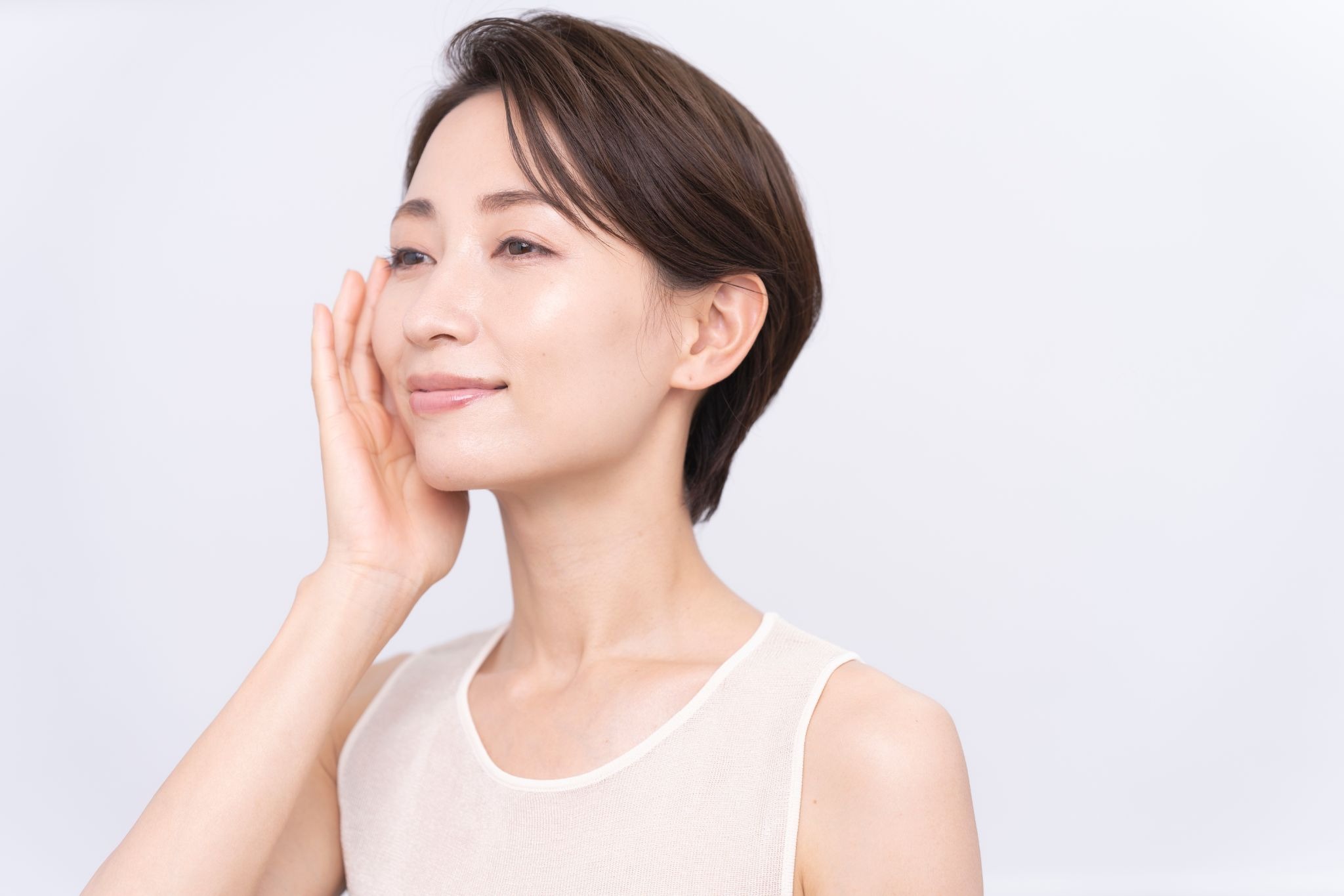 シワやたるみのないなめらかな肌の女性