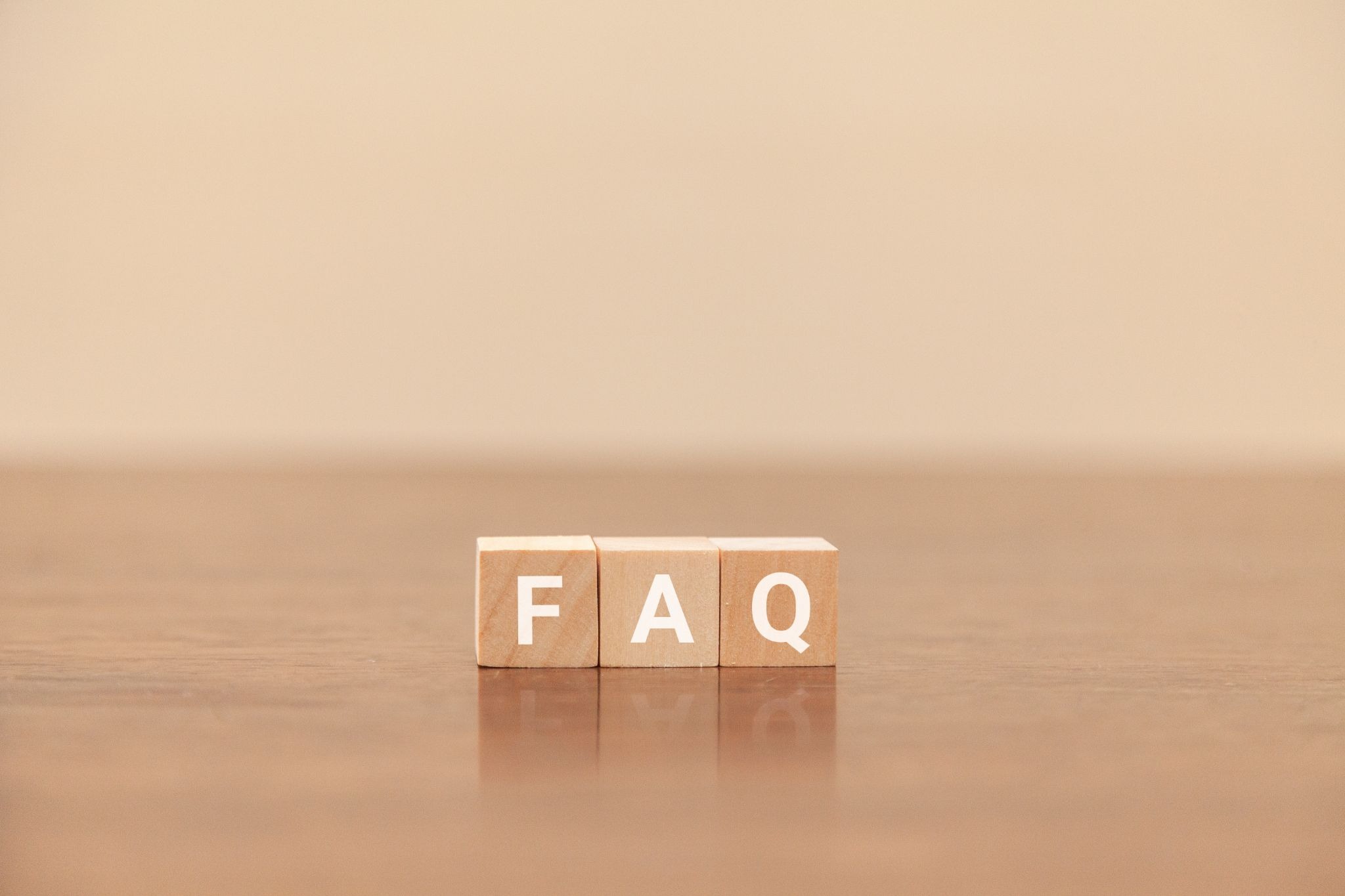 FAQと書かれた木製ブロック