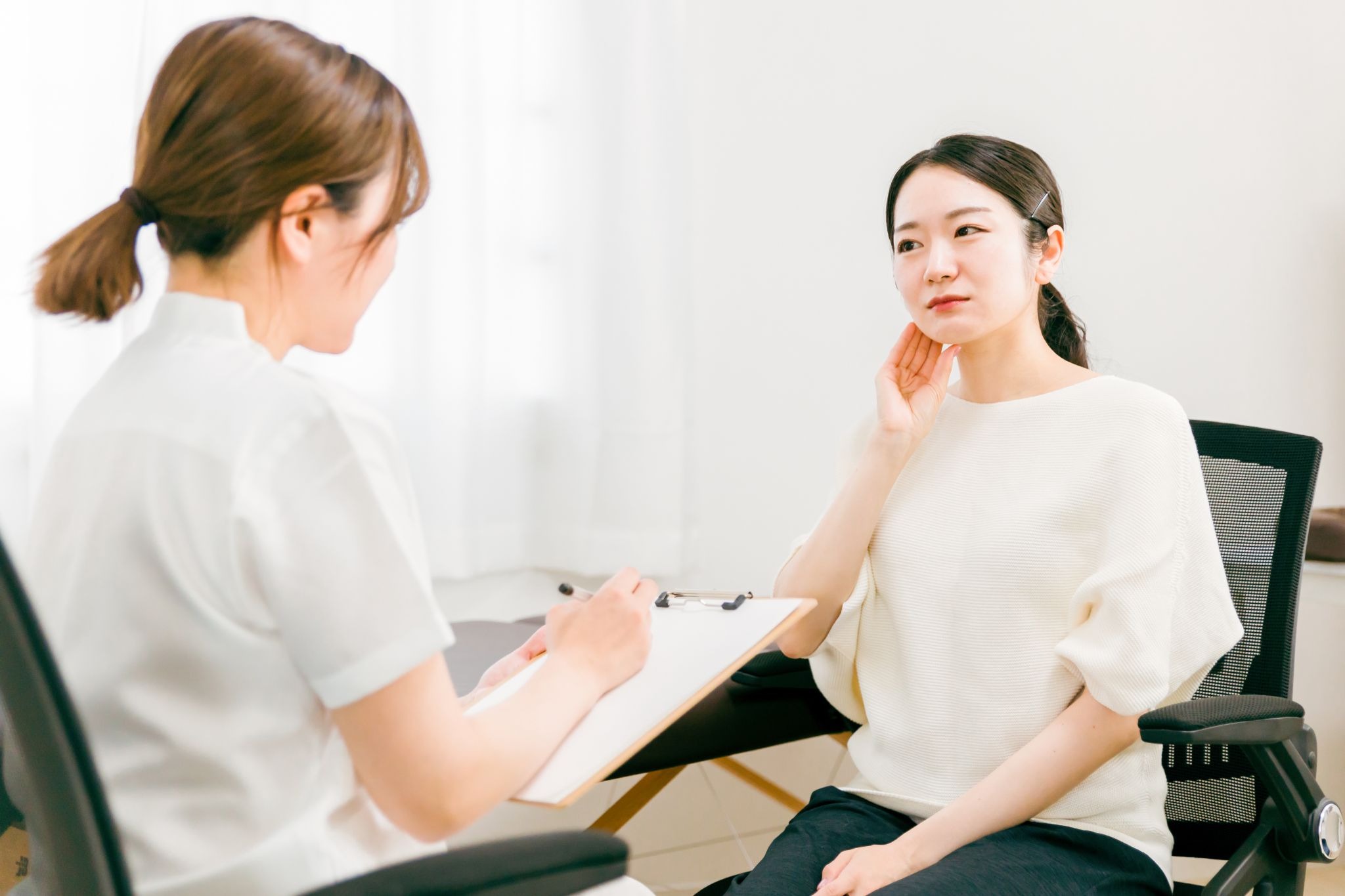 エラボトックスについて説明を受けている女性