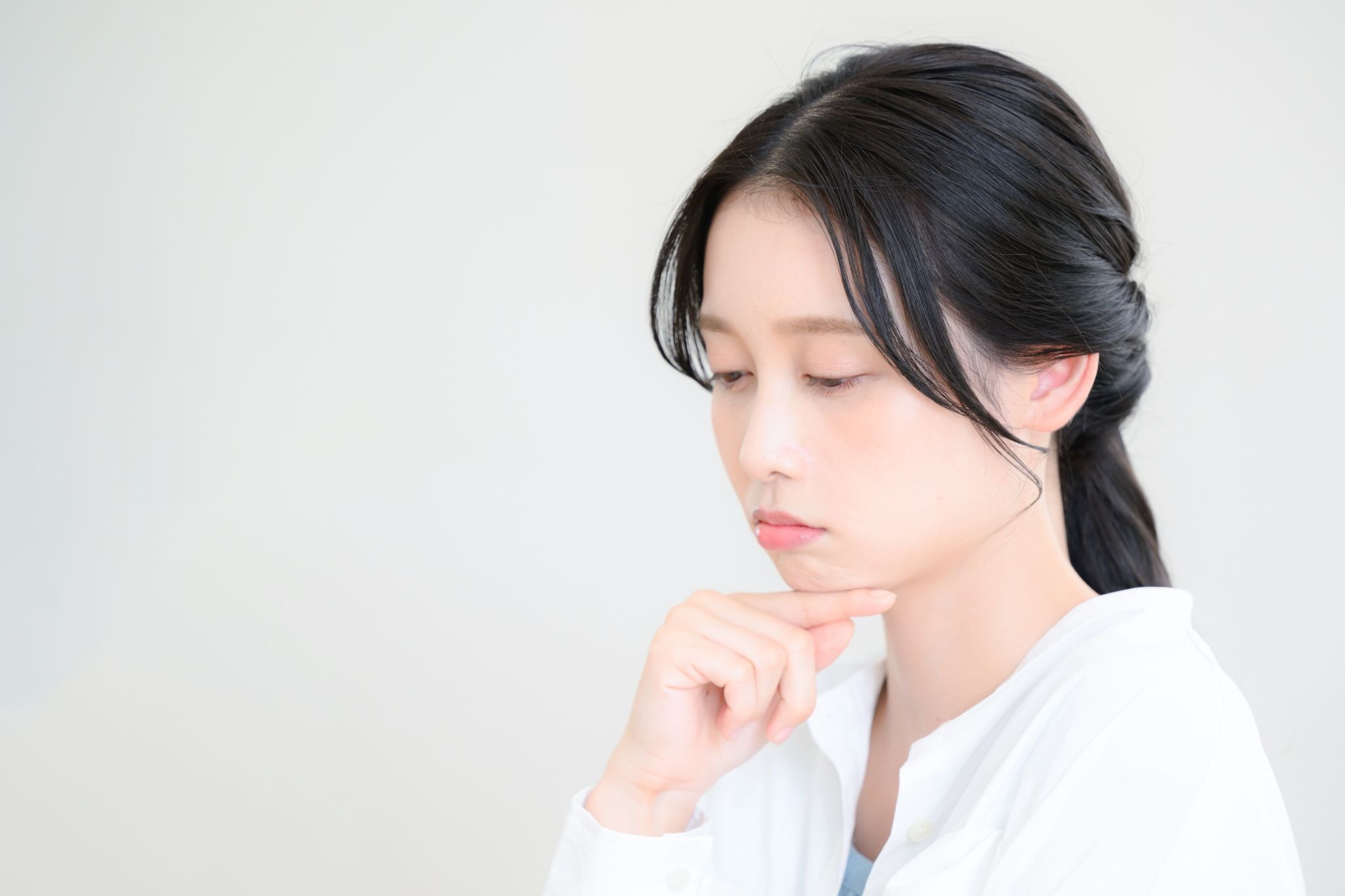 ボトックスの副作用について心配そうにしている女性