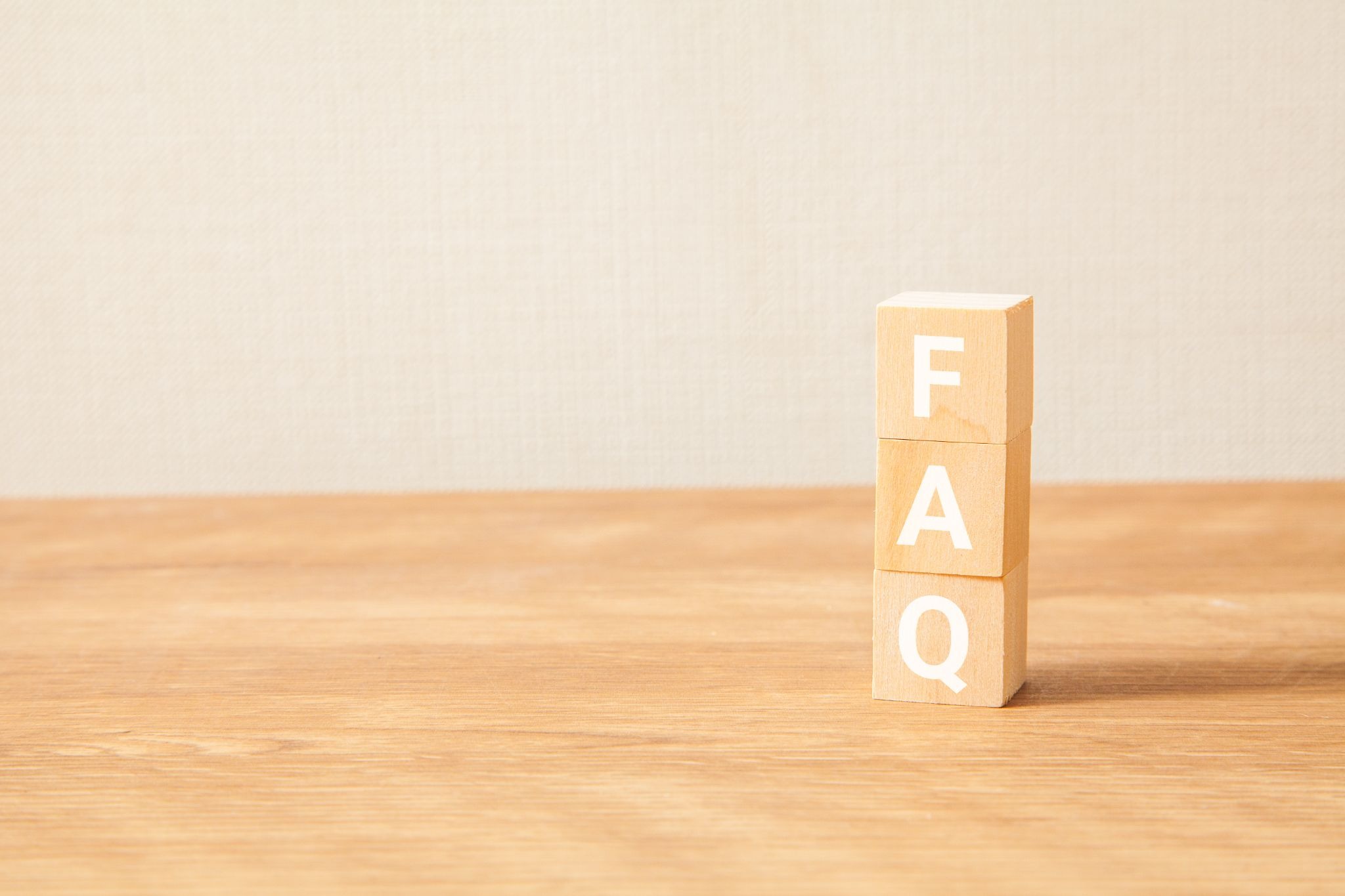 FAQと書かれた木製ブロック