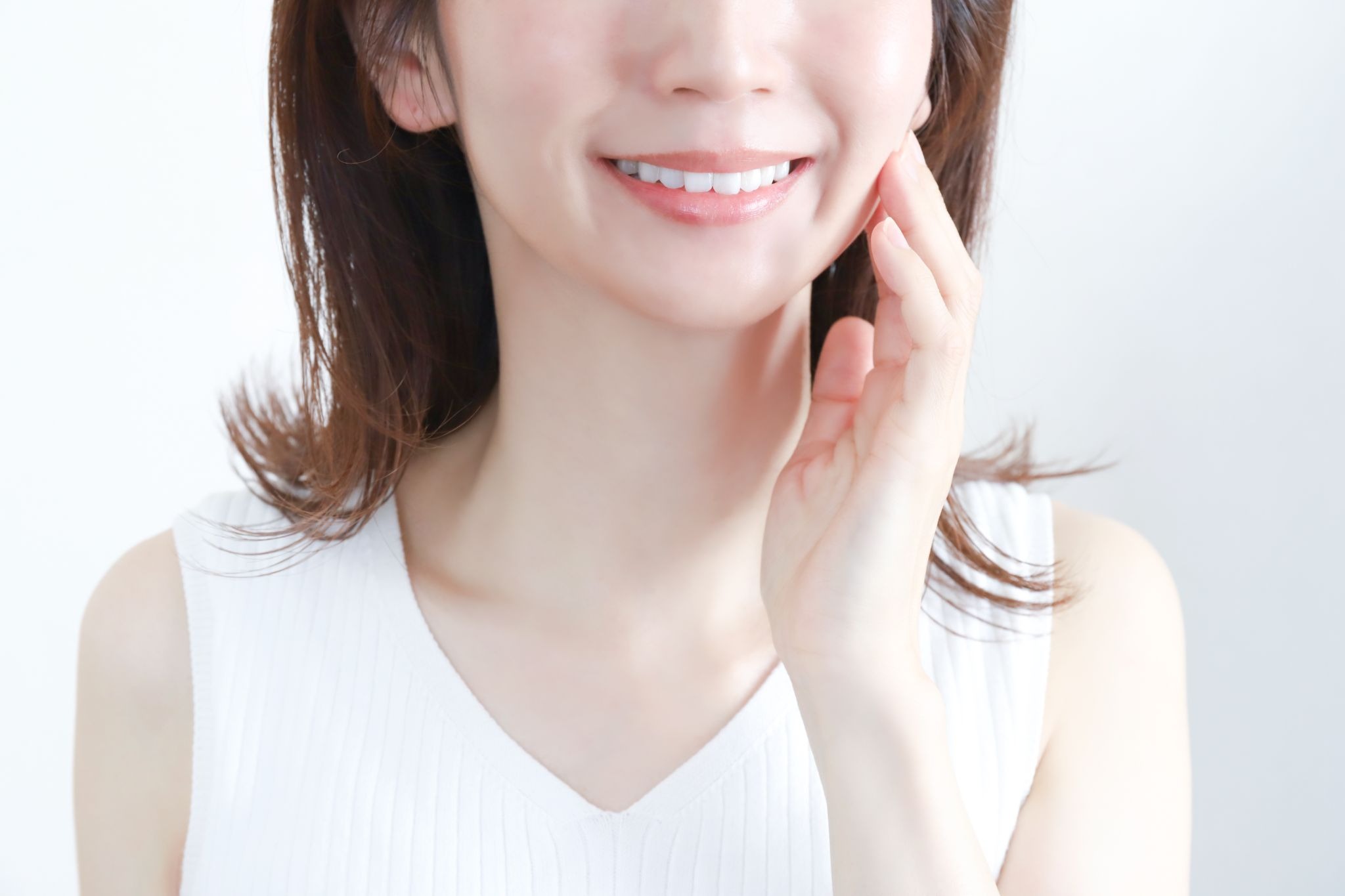 頬に手を当てている美肌の女性