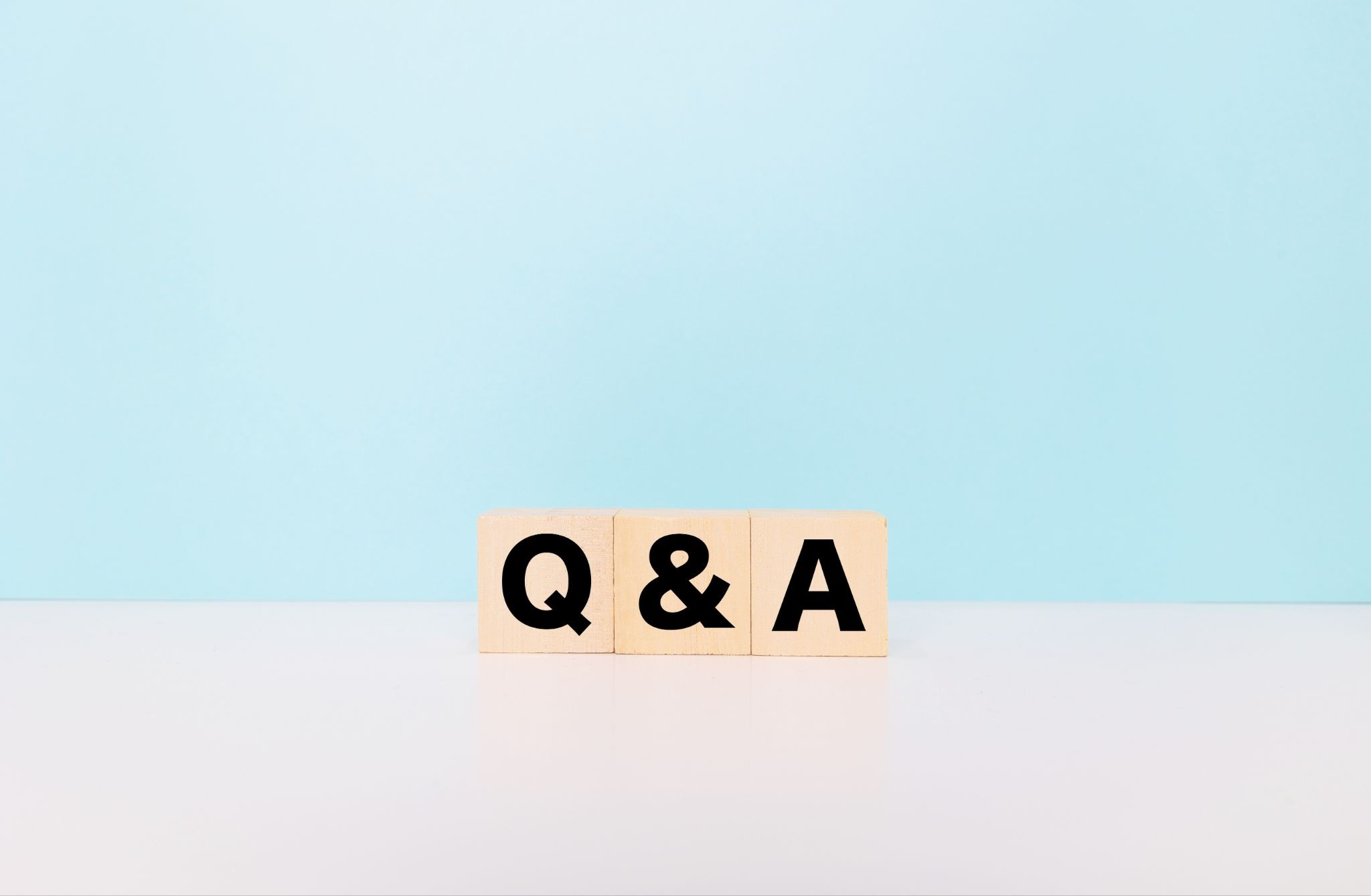 Q&Aと書かれた木製ブロック