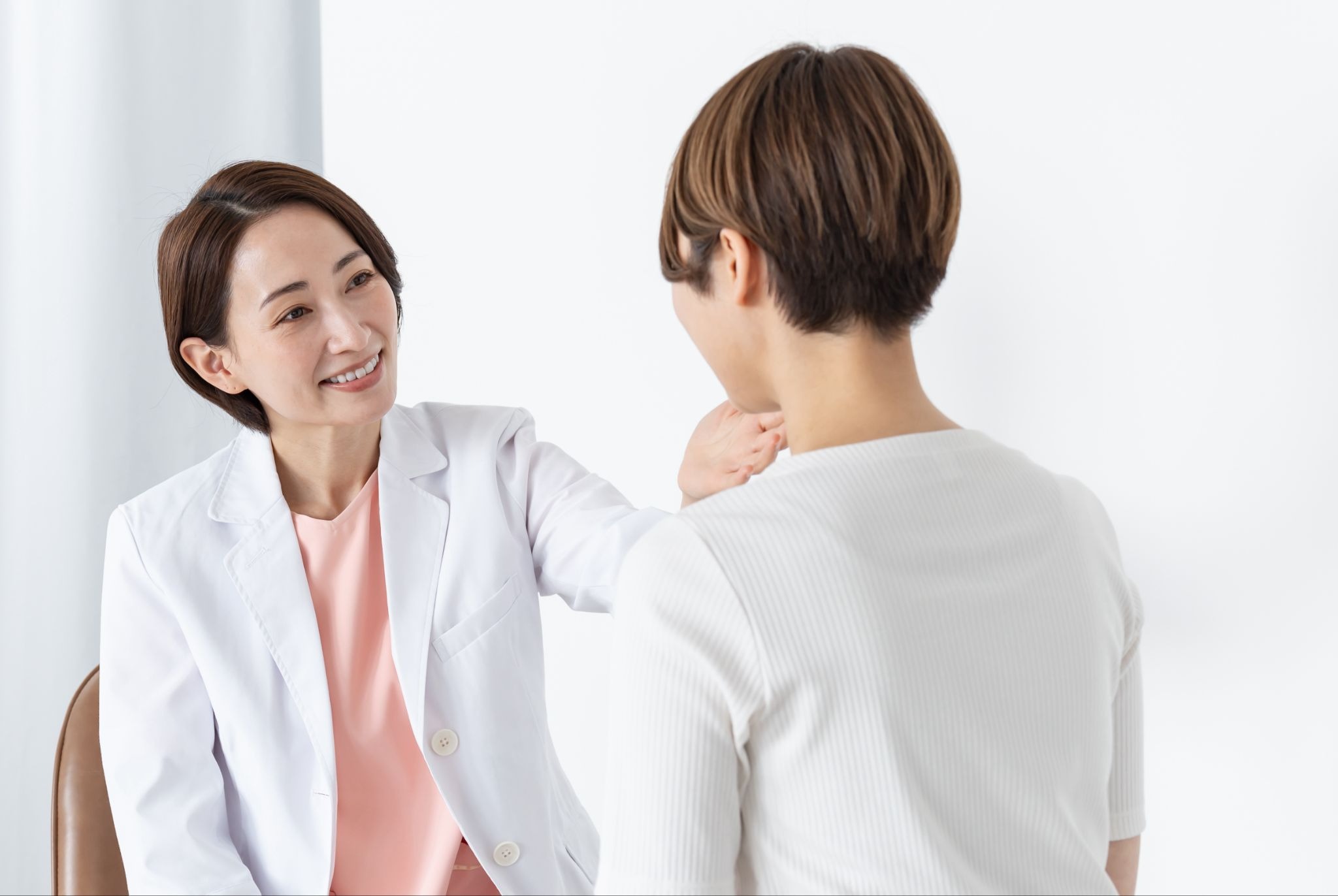 医師のカウンセリングを受ける女性