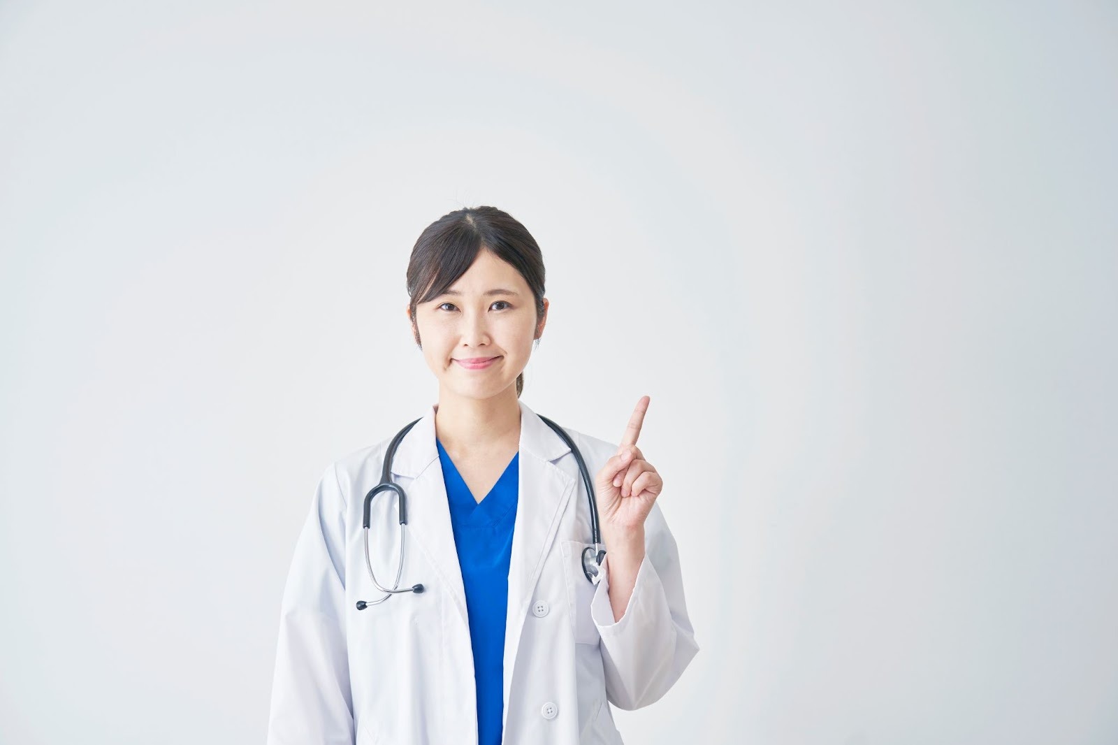 人差し指を立てる女医