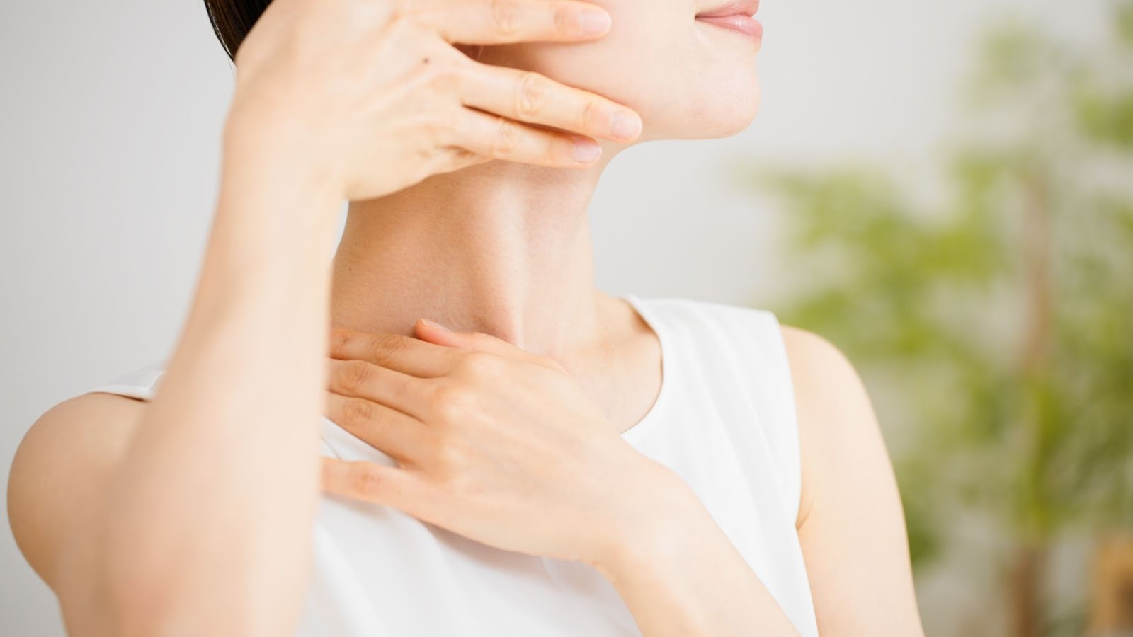 たるみ改善のためのマッサージをしている女性