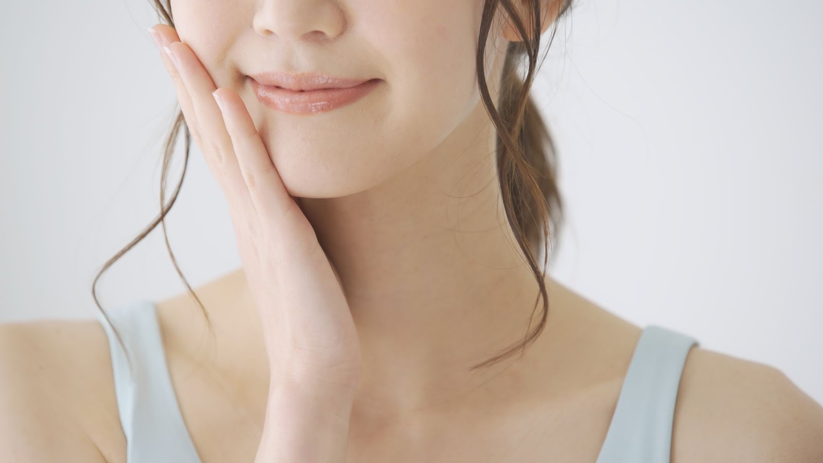 たるみのセルフケアをしている女性