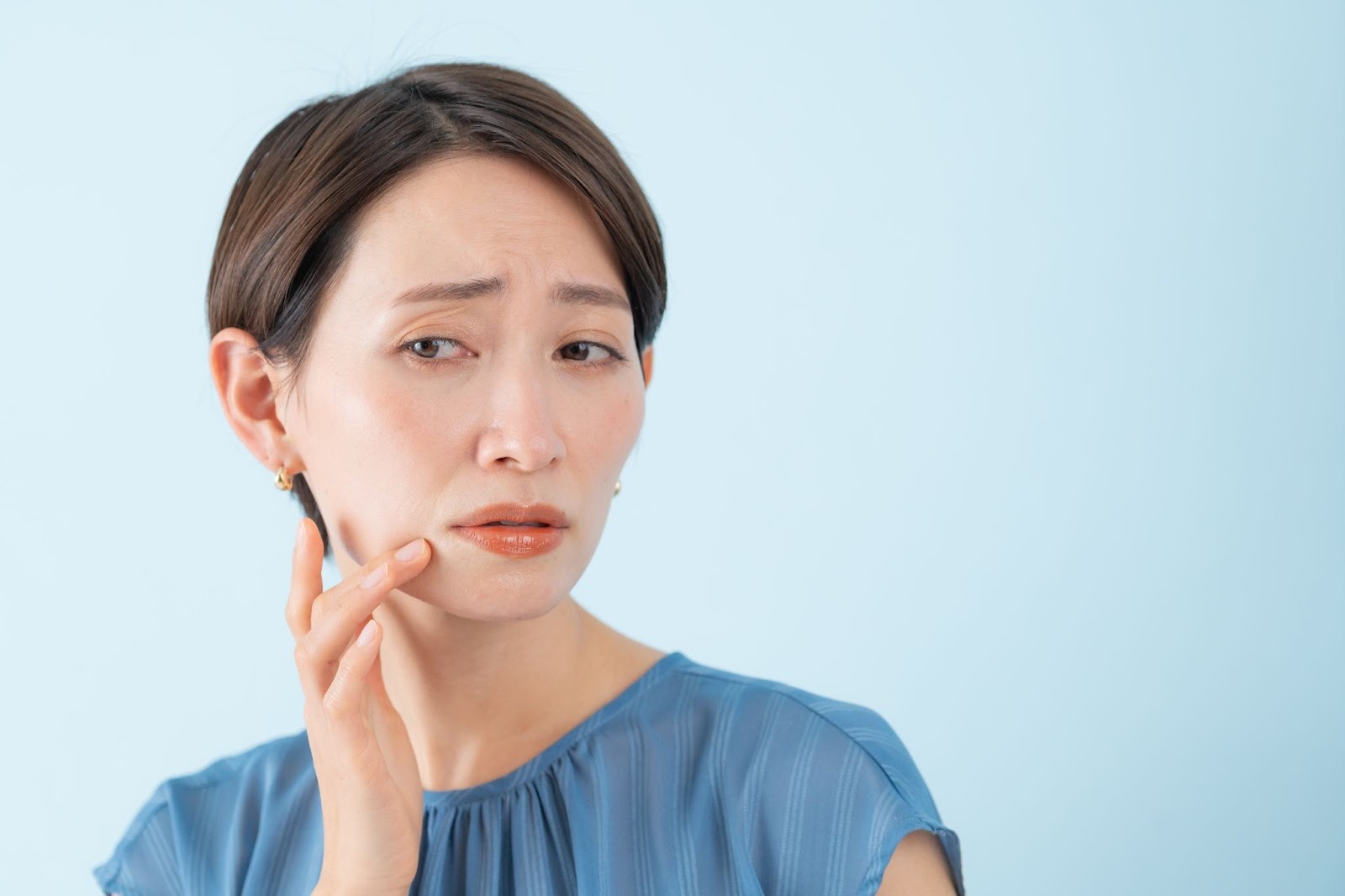 たるみを気にしている女性