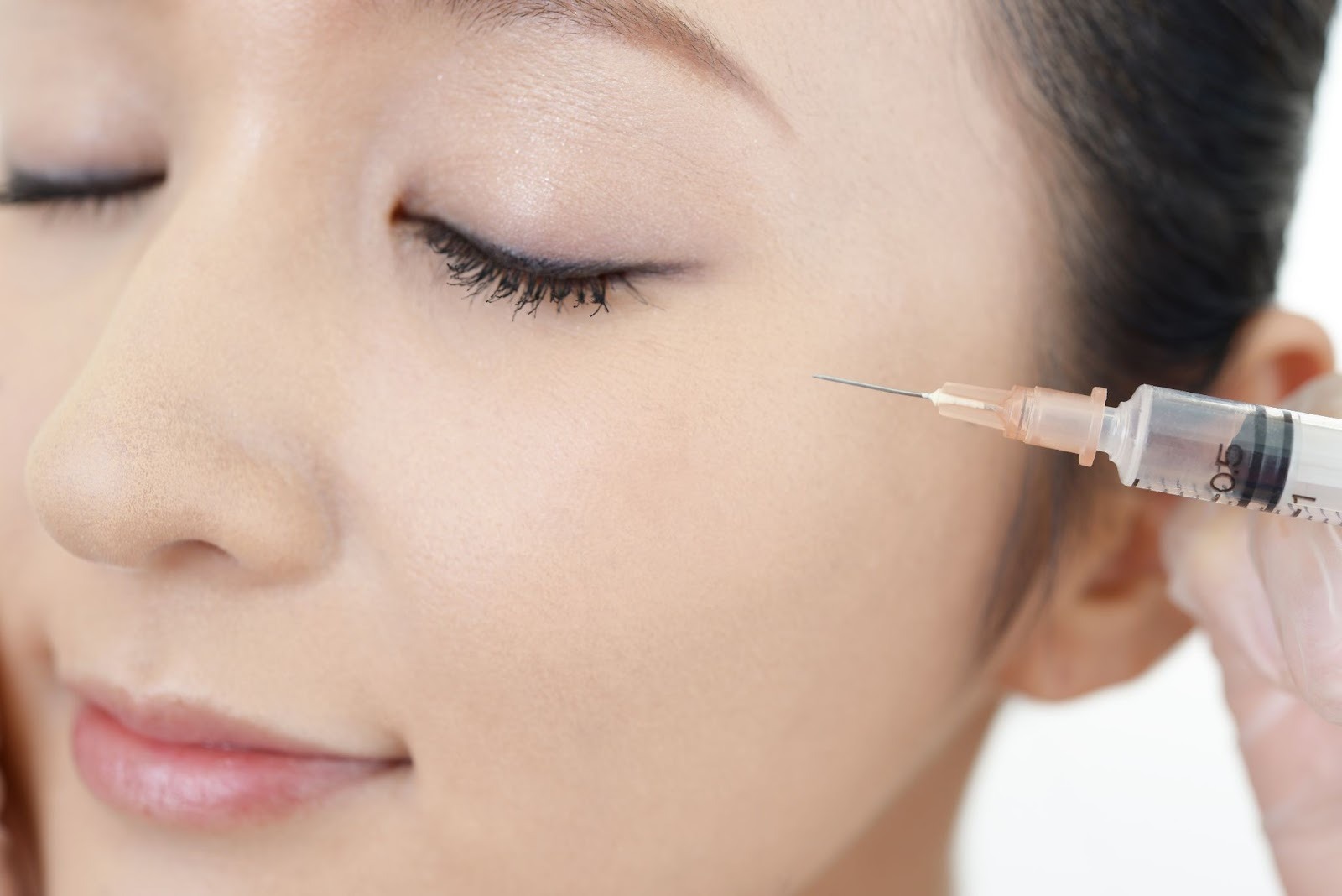 たるみ解消のための注入治療を受けている女性
