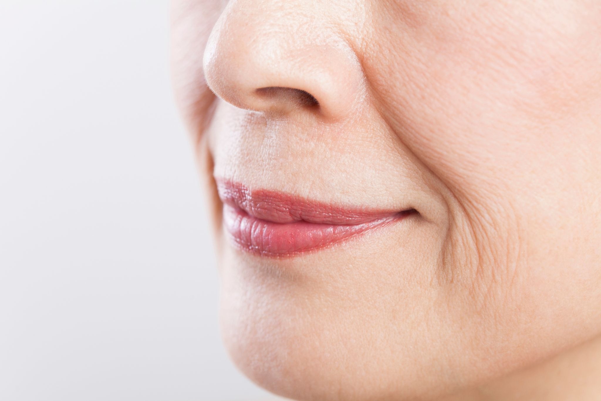 しわのある女性の口元