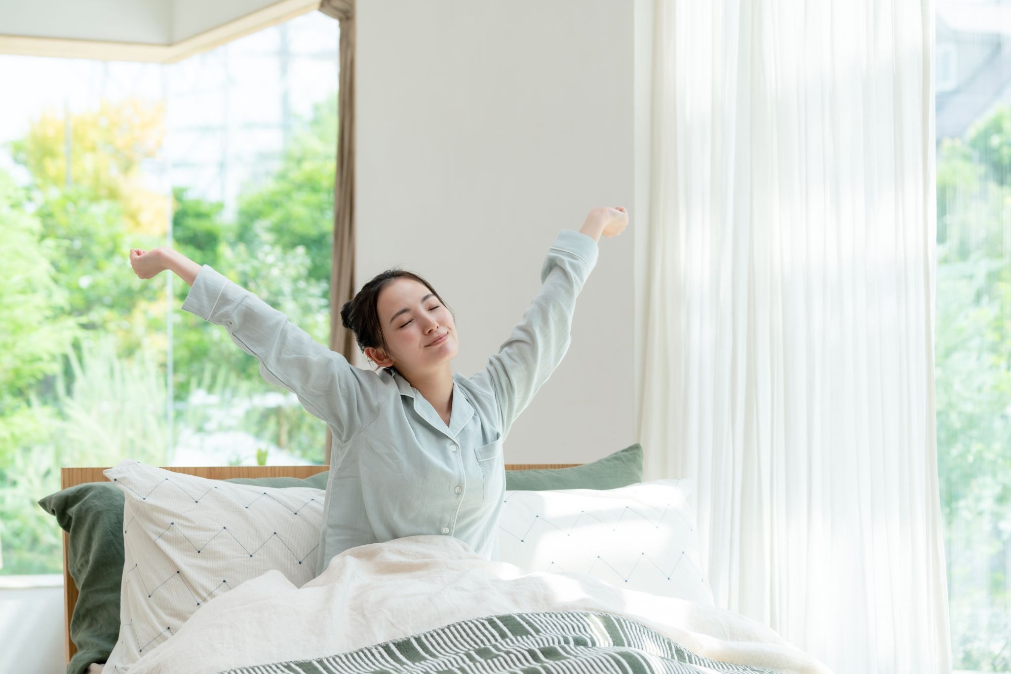 気持ちよく目覚めた女性