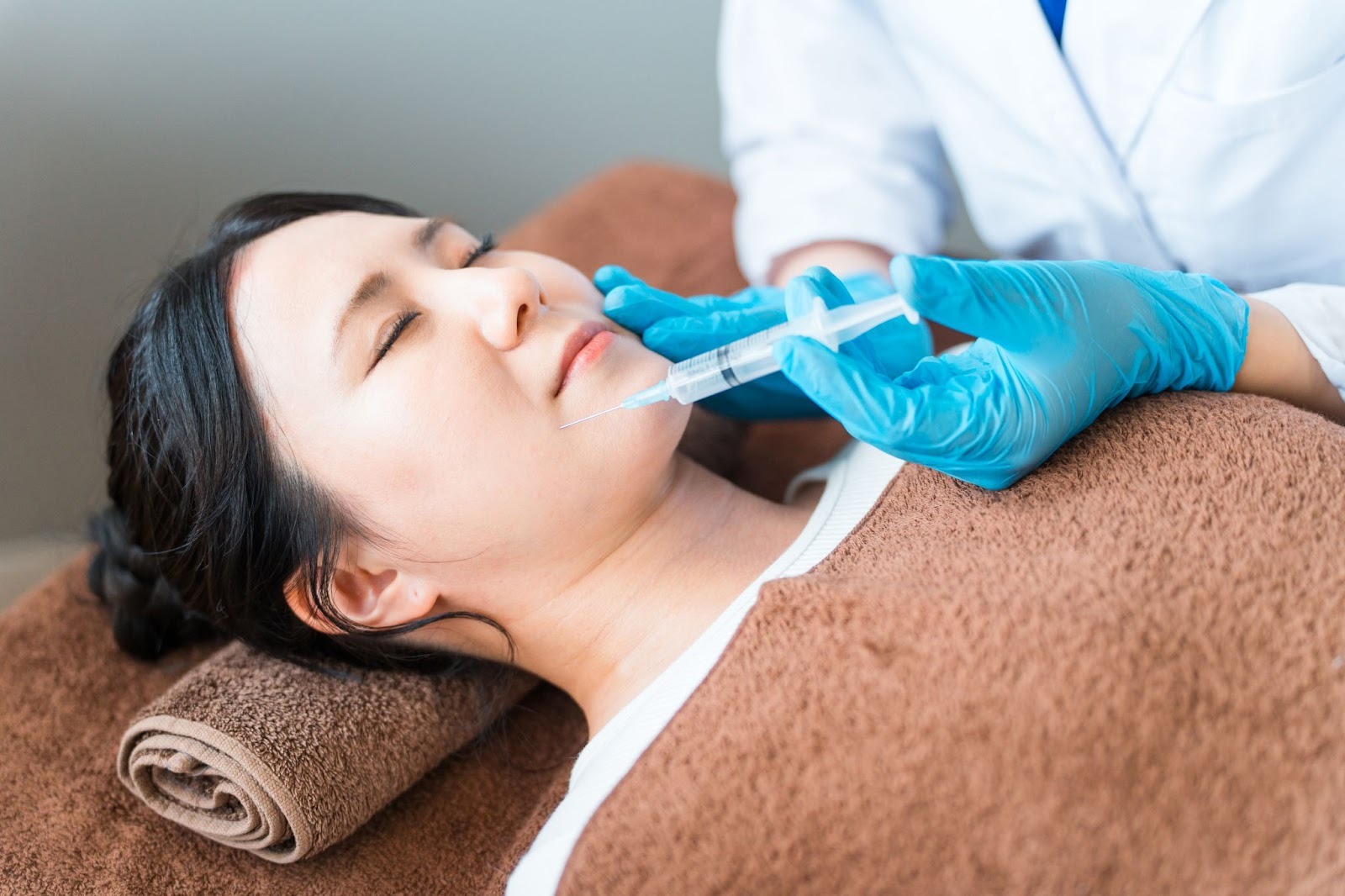 美容医療でのたるみ治療を受ける女性