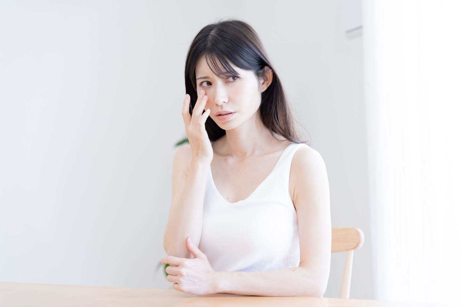 目の下のしわを気にしている女性