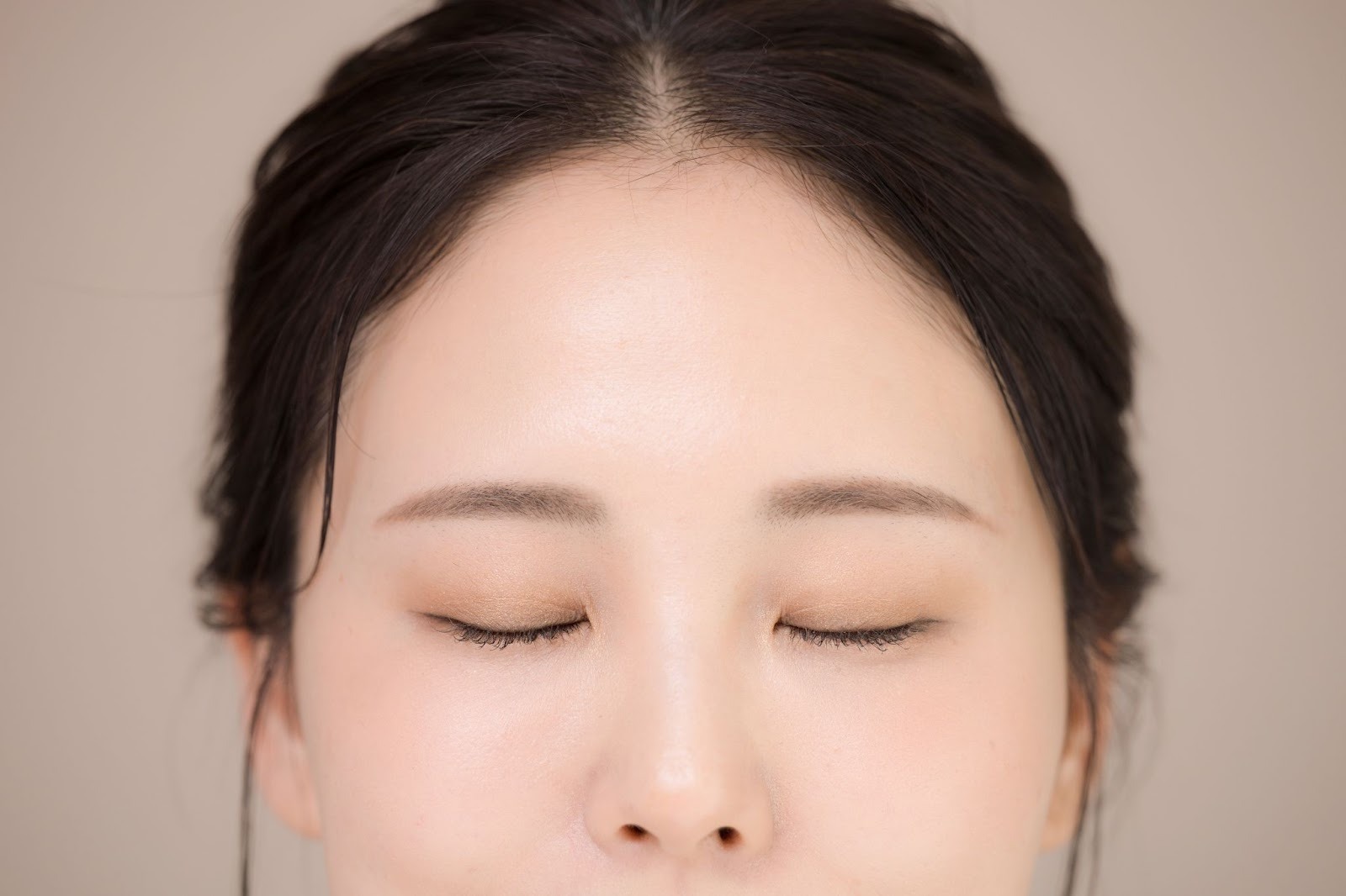 しわのないおでこの女性