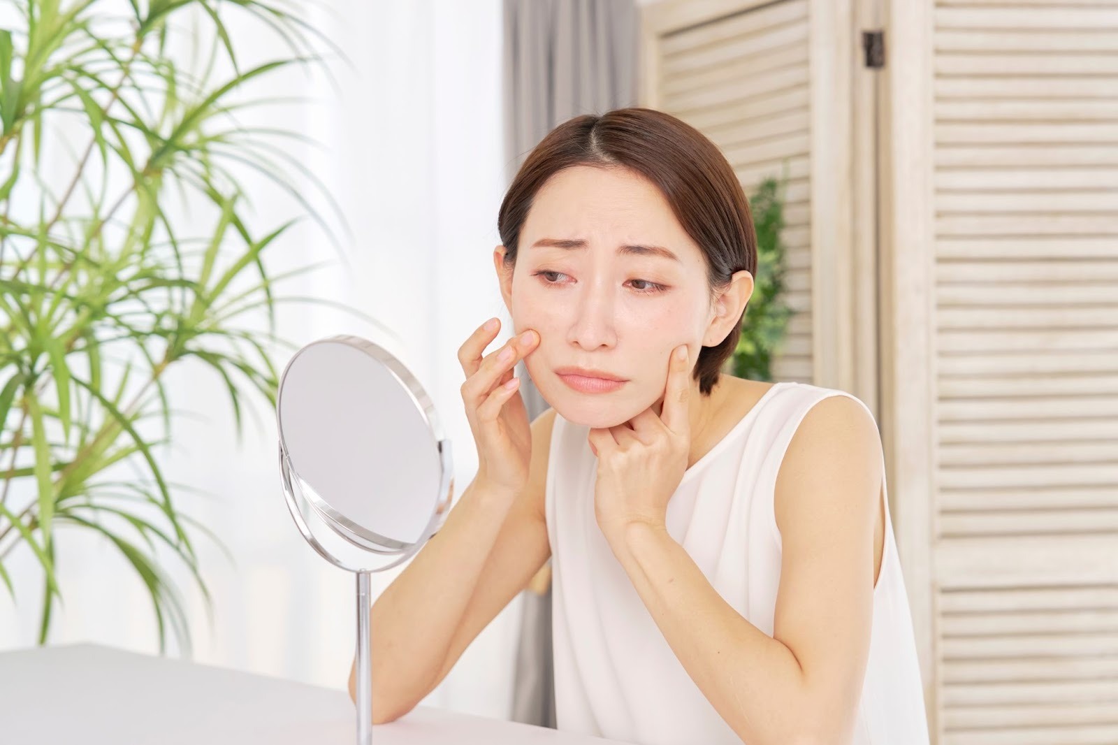 ほうれい線を気にする女性