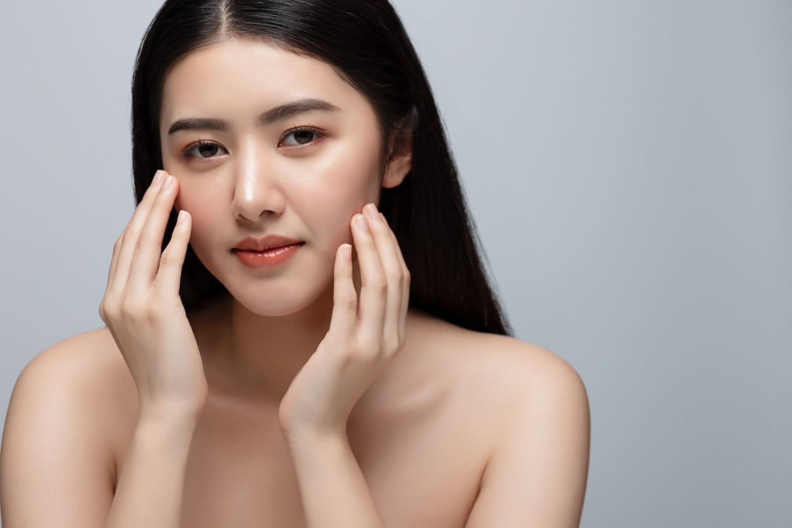 ほうれい線を気にする女性