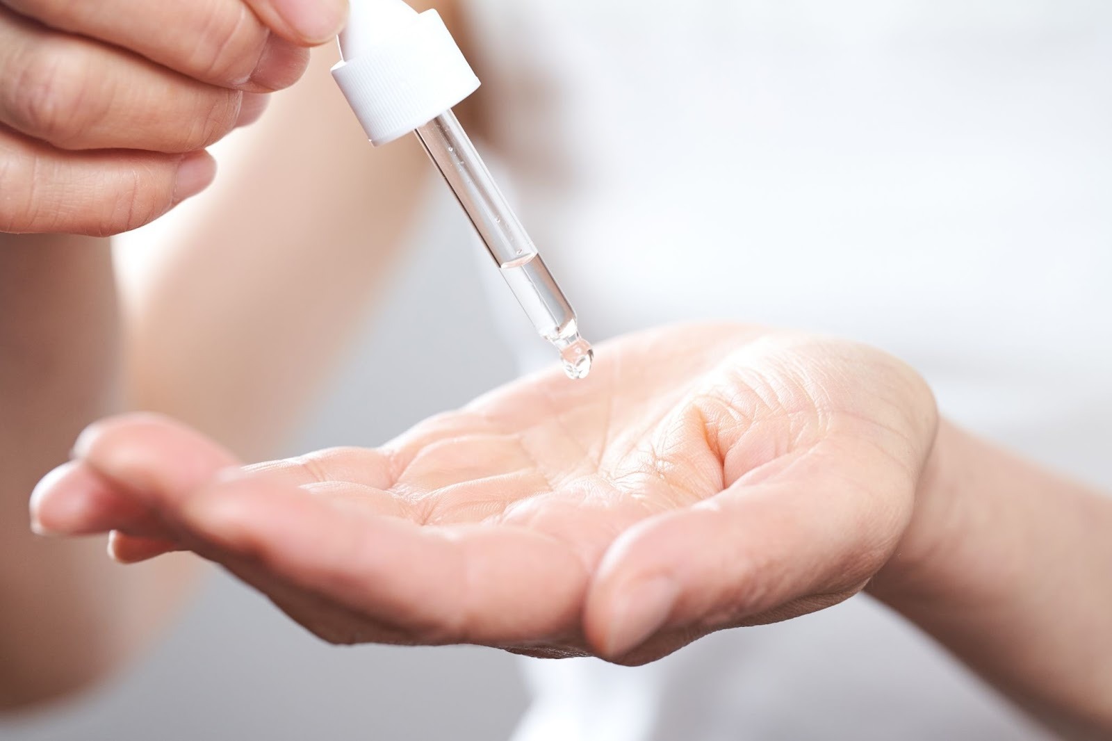 たるみやほうれい線のセルフケア（スキンケア）をしている手元