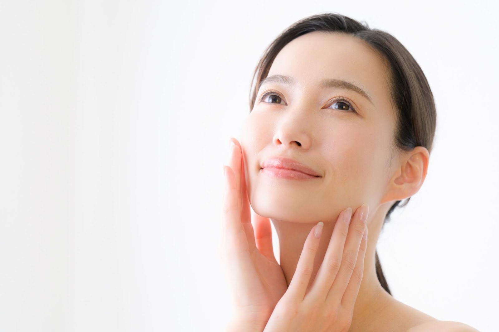 シミ対策におすすめの美白有効成分でスキンケアしている女性