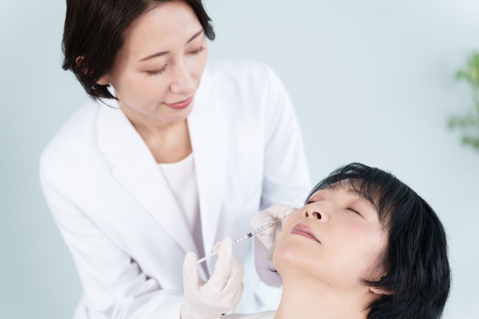 美容クリニックでヒアルロン酸注射によるたるみ治療を受けている女性