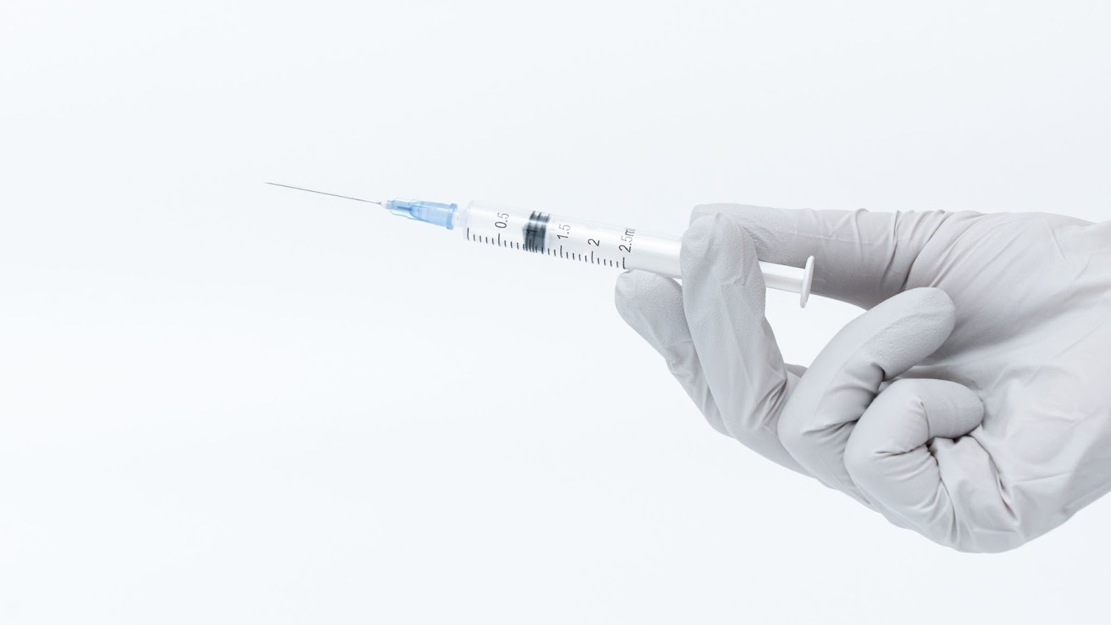 注射器を持っている手